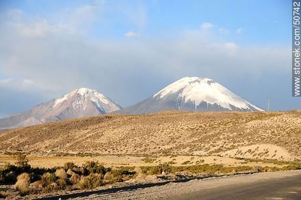 Volcanes Parinacota y Pomerape desde ruta 11 de Chile - Chile - Otros AMÉRICA del SUR. Foto No. 50742
