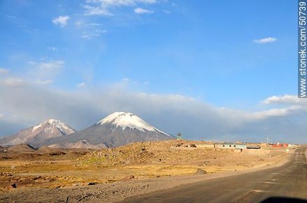 Volcanes Parinacota y Pomerape desde ruta 11 de Chile - Chile - Otros AMÉRICA del SUR. Foto No. 50739
