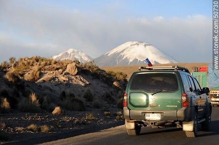 Volcanes Parinacota y Pomerape desde ruta 11 de Chile - Chile - Otros AMÉRICA del SUR. Foto No. 50730