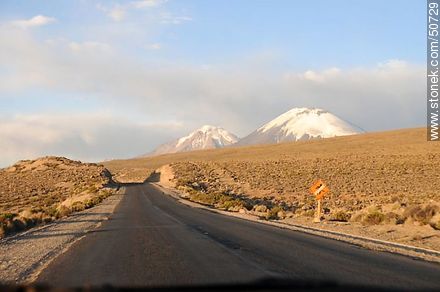 Volcanes Parinacota y Pomerape desde ruta 11 de Chile - Chile - Otros AMÉRICA del SUR. Foto No. 50729