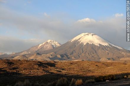 Volcanes Parinacota y Pomerape desde ruta 11 de Chile - Chile - Otros AMÉRICA del SUR. Foto No. 50724