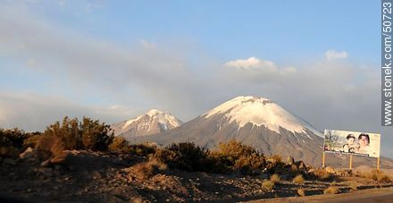 Volcanes Parinacota y Pomerape desde ruta 11 de Chile - Chile - Otros AMÉRICA del SUR. Foto No. 50723