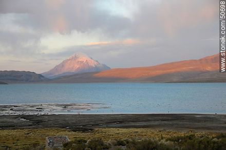 Volcán Sajama (Bolivia) y lago Chungará (Chile) al atardecer. - Chile - Otros AMÉRICA del SUR. Foto No. 50698