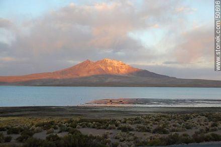 Volcán Quisiquisini (Bolivia) desde la ruta 11 (Chile). Lago Chungará. - Chile - Otros AMÉRICA del SUR. Foto No. 50696