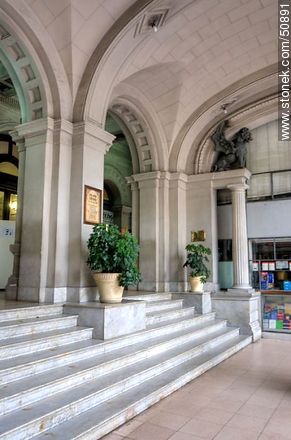 Facultad de Derecho. Hall principal de acceso. - Departamento de Montevideo - URUGUAY. Foto No. 50891
