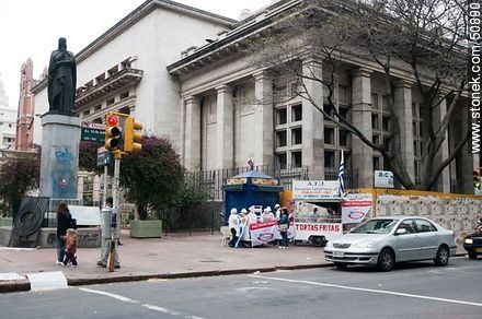 Tortafriteros frente a la Biblioteca Nacional - Departamento de Montevideo - URUGUAY. Foto No. 50889