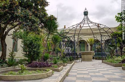Garden with a gazebo frame. - Department of Montevideo - URUGUAY. Foto No. 51027