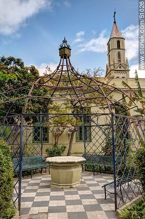 Garden with a gazebo frame. Dome of the chapel. - Department of Montevideo - URUGUAY. Photo #51026