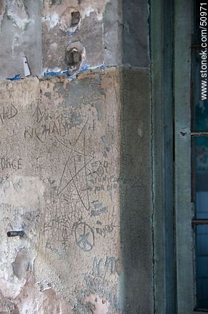 Antiguos grafitis sobre la pintura descascarada - Departamento de Montevideo - URUGUAY. Foto No. 50971