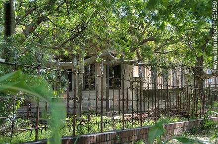 Vilardebó Hospital. Park and facilities in a complete state of abandonment. - Department of Montevideo - URUGUAY. Photo #50959
