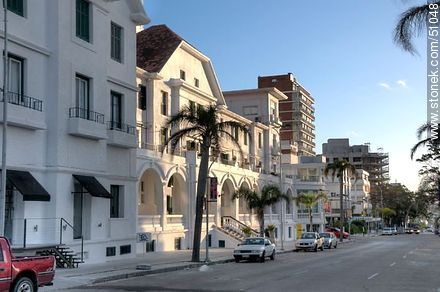 Edificio Biarritz en la calle 20 - Punta del Este y balnearios cercanos - URUGUAY. Foto No. 51048