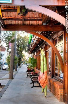 20th Street. Restaurant Los Caracoles. - Punta del Este and its near resorts - URUGUAY. Foto No. 51042
