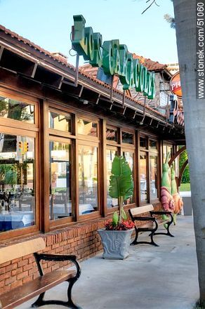 Stores in 20th Street. Los Caracoles Restaurant. - Punta del Este and its near resorts - URUGUAY. Foto No. 51060