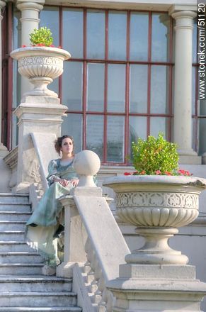 Joven mujer mimo sentada en la escalinata del Hospital Italiano - Departamento de Montevideo - URUGUAY. Foto No. 51120