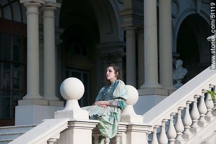Joven mujer mimo sentada en la escalinata del Hospital Italiano - Departamento de Montevideo - URUGUAY. Foto No. 51119