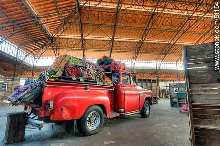 Camioneta Chevrolet cargada de frutas y hortalizas como parte de una exposición fotográfica - Departamento de Montevideo - URUGUAY. Foto No. 51154