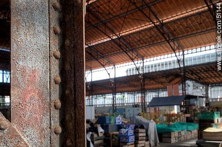 Detalle de las antiguas columnas metálicas del Mercado Agrícola. - Departamento de Montevideo - URUGUAY. Foto No. 51144