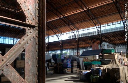 Detalle de las antiguas columnas metálicas del Mercado Agrícola. - Departamento de Montevideo - URUGUAY. Foto No. 51143