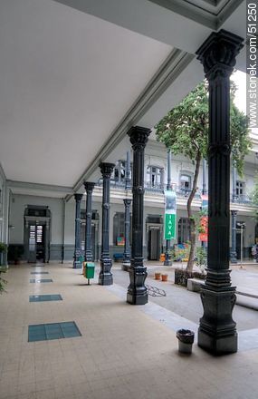 The ground floor corridor of the IAVA - Department of Montevideo - URUGUAY. Foto No. 51250