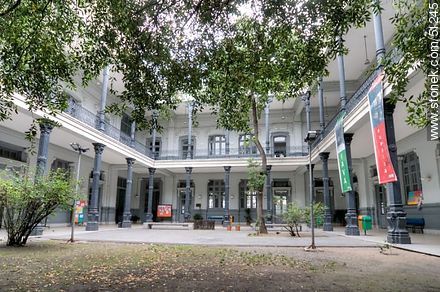 Central courtyard of the IAVA. - Department of Montevideo - URUGUAY. Foto No. 51245