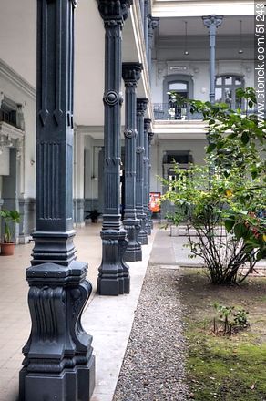 Central courtyard of the IAVA. - Department of Montevideo - URUGUAY. Foto No. 51243