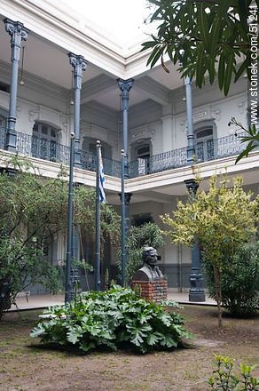 Central courtyard of the IAVA. Bust of Artigas. - Department of Montevideo - URUGUAY. Foto No. 51241