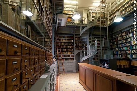 Biblioteca del IAVA - Departamento de Montevideo - URUGUAY. Foto No. 51218