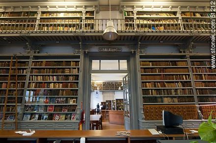 Biblioteca del IAVA - Departamento de Montevideo - URUGUAY. Foto No. 51212