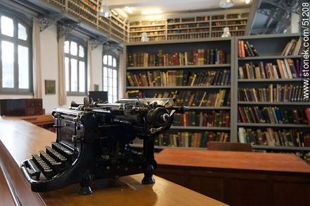 Biblioteca del IAVA. Antigua máquina de escribir. - Departamento de Montevideo - URUGUAY. Foto No. 51208