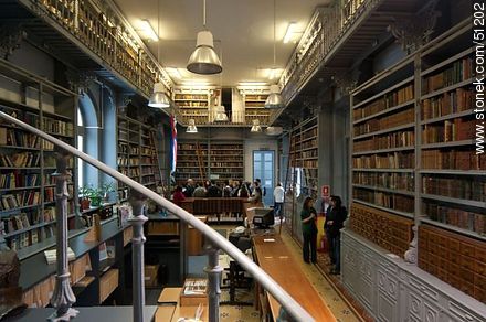 Biblioteca del IAVA. Visita guiada en el Día del Patrimonio. - Departamento de Montevideo - URUGUAY. Foto No. 51202