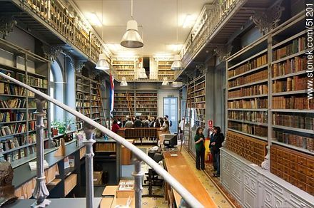 Biblioteca del IAVA. Visita guiada en el Día del Patrimonio. - Departamento de Montevideo - URUGUAY. Foto No. 51201