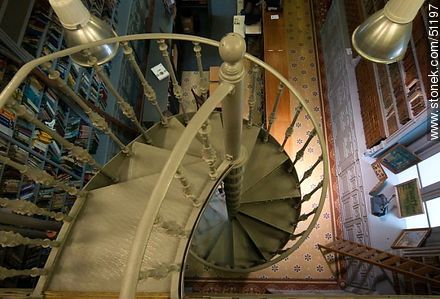 Biblioteca del IAVA. Escalera caracol vista de arriba. - Departamento de Montevideo - URUGUAY. Foto No. 51197