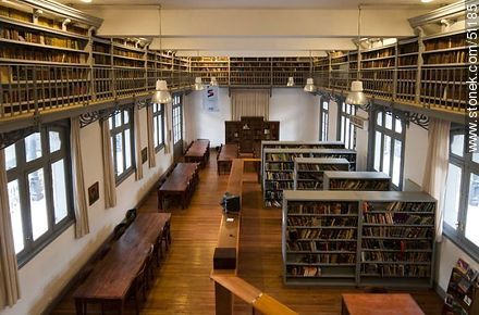 Biblioteca del IAVA. Sala de lectura. - Departamento de Montevideo - URUGUAY. Foto No. 51185