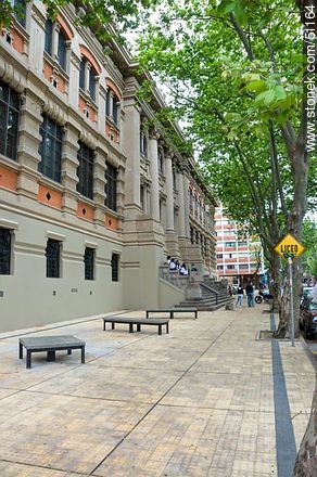 Frente del Instituto Alfredo Vázquez Acevedo, IAVA, en la calle José Enrique Rodó. - Departamento de Montevideo - URUGUAY. Foto No. 51164