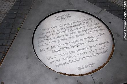 Artículos de las Instrucciones del año XIII grabados en una losa circular peatonal. - Departamento de Montevideo - URUGUAY. Foto No. 51283