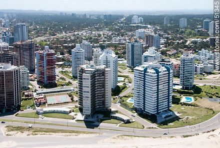 Buildings of Chiverta Ave. and the promenade og Playa Brava - Punta del Este and its near resorts - URUGUAY. Foto No. 51345