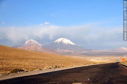 Volcanes Pomerape y Parinacota de la cadena de Nevados de Payachatas. Altitud en ruta: 4570m - Chile - Otros AMÉRICA del SUR. Foto No. 51628