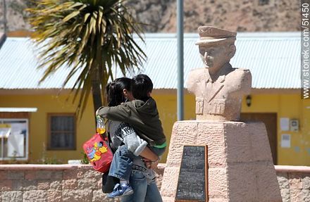 Madre e hijo observando al busto homenaje a los carabineros de Chile. - Chile - Otros AMÉRICA del SUR. Foto No. 51450