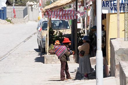 Joven madre aymara con su hijo a espaldas - Chile - Otros AMÉRICA del SUR. Foto No. 51448