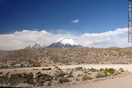 Volcanes Pomerape y Parinacota de la cadena de Nevados de Payachatas. Ruta al pueblo Parinacota. - Chile - Otros AMÉRICA del SUR. Foto No. 51611