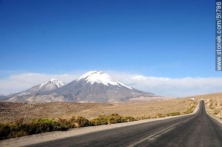 Volcanes Pomerape y Parinacota de la cadena de Nevados de Payachatas desde ruta 11 en Chile. - Chile - Otros AMÉRICA del SUR. Foto No. 51786