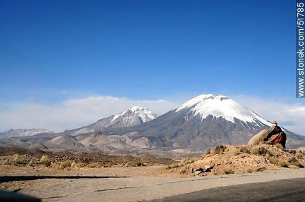 Volcanes Pomerape y Parinacota de la cadena de Nevados de Payachatas desde ruta 11 en Chile. - Chile - Otros AMÉRICA del SUR. Foto No. 51785