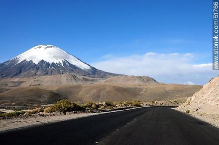 Volcán Parinacota y volcán Sajama que asoma - Chile - Otros AMÉRICA del SUR. Foto No. 51766