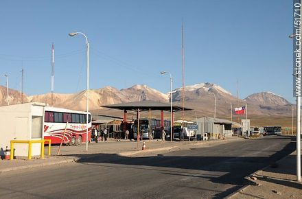 Transporte de pasajeros en control de migración y aduanas en la frontera chilena con Bolivia. Cerros de Quimsachata - Chile - Otros AMÉRICA del SUR. Foto No. 51710