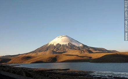 Volcán Parinacota al atardecer. Lago Chungará. - Chile - Otros AMÉRICA del SUR. Foto No. 51632