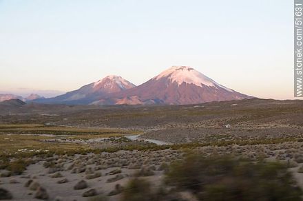 Volcanes Pomerape y Parinacota de la cadena de Nevados de Payachatas desde ruta 11 en Chile. Atardecer. - Chile - Otros AMÉRICA del SUR. Foto No. 51631