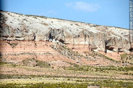 Capas sedimentarias y erosión en el altiplano boliviano.  Altitud: 3890m - Bolivia - Others in SOUTH AMERICA. Photo #51817