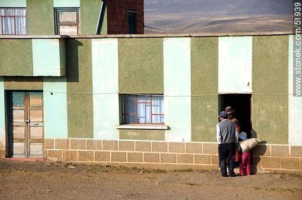 Sibicani en Ruta 1. Converdación entre campesinos - Bolivia - Otros AMÉRICA del SUR. Foto No. 51939