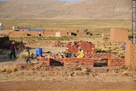 Calamarca en Ruta 1 de Bolivia. Construcción en bloques de prensa - Bolivia - Otros AMÉRICA del SUR. Foto No. 51929
