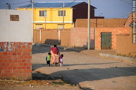 El Alto. Chola boliviana con sus hijos - Bolivia - Otros AMÉRICA del SUR. Foto No. 51996